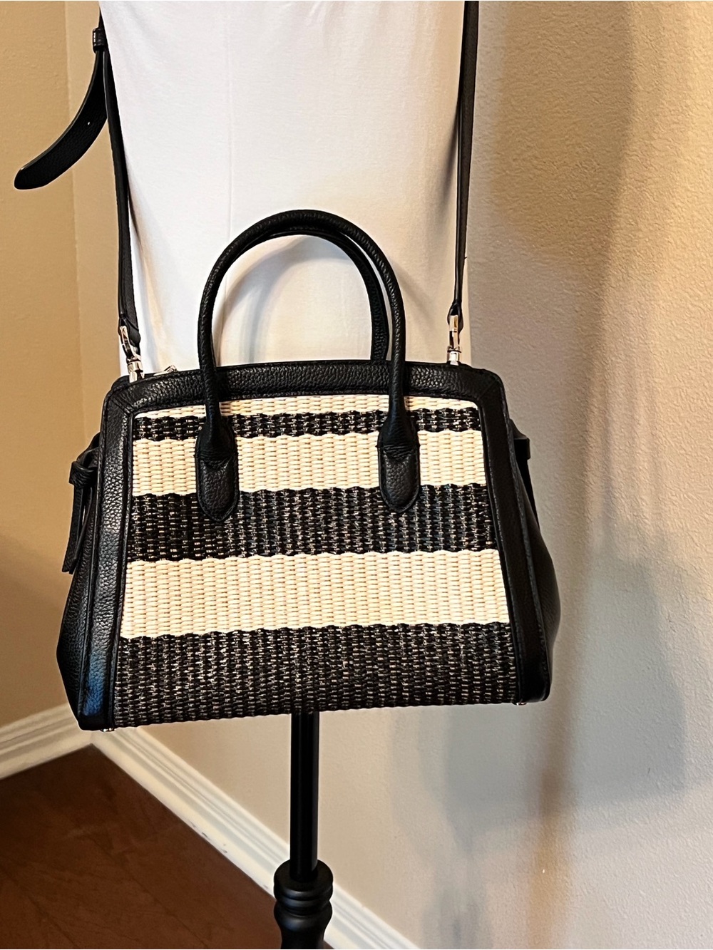 Kate Spade Knott Woven Black White Handbag Top Handles crossbody Like New - Picture 6 of 12